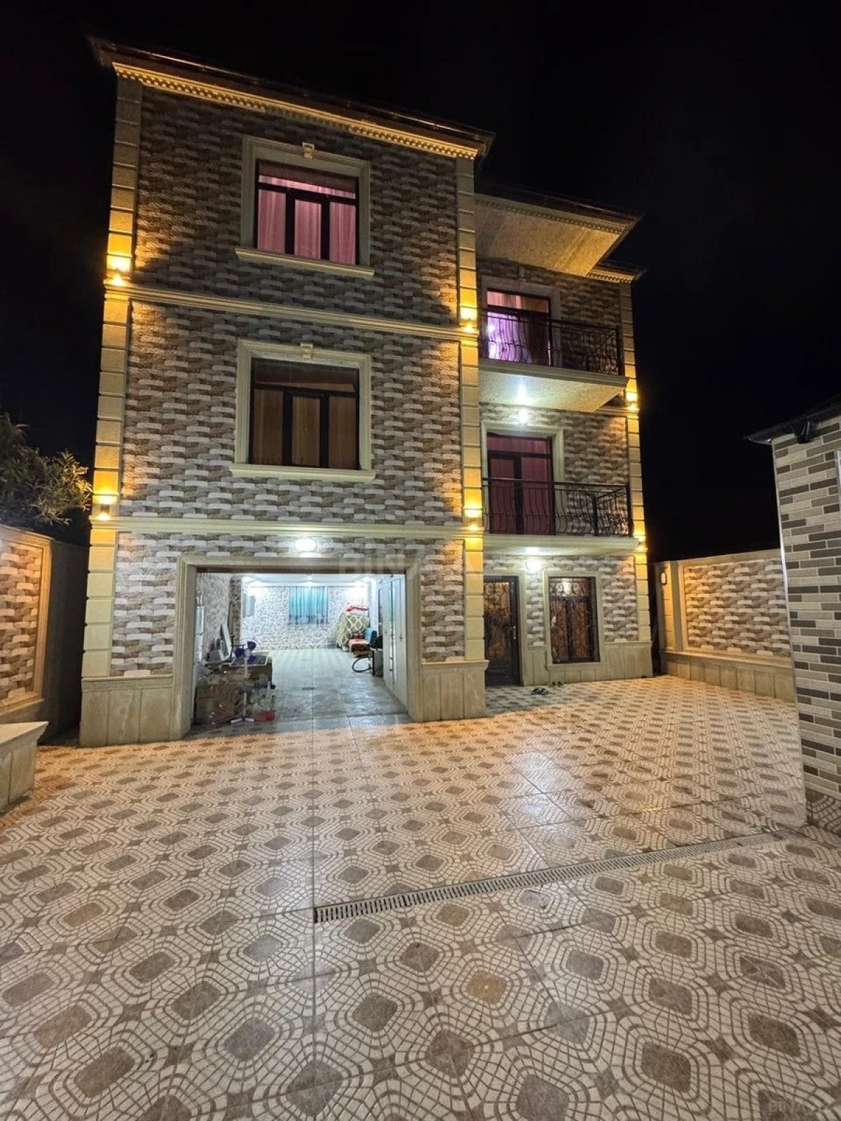 Satılır 7 otaqlı həyət evi 300 m²