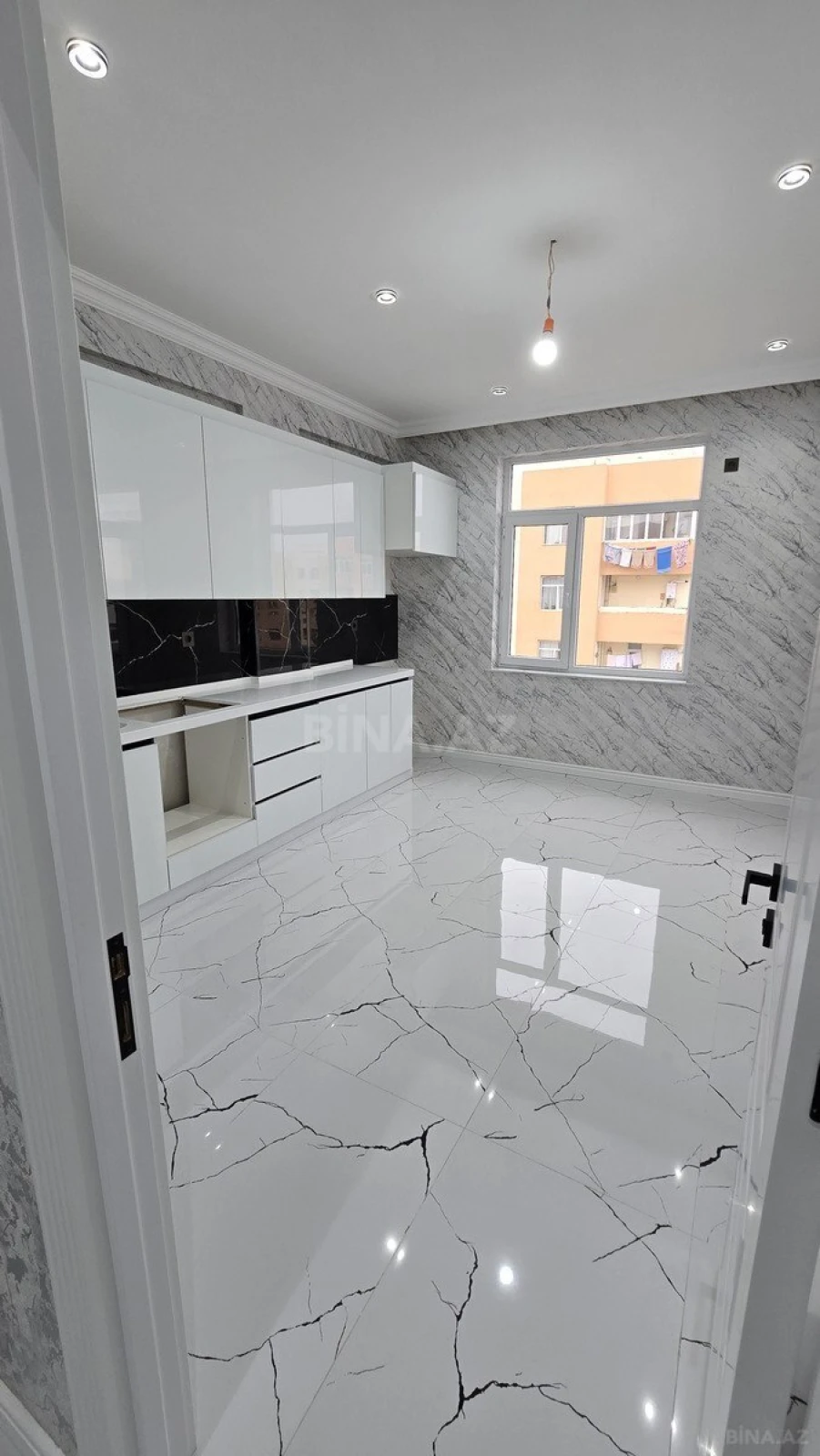 Satılır 2 otaqlı mənzil 79 m²