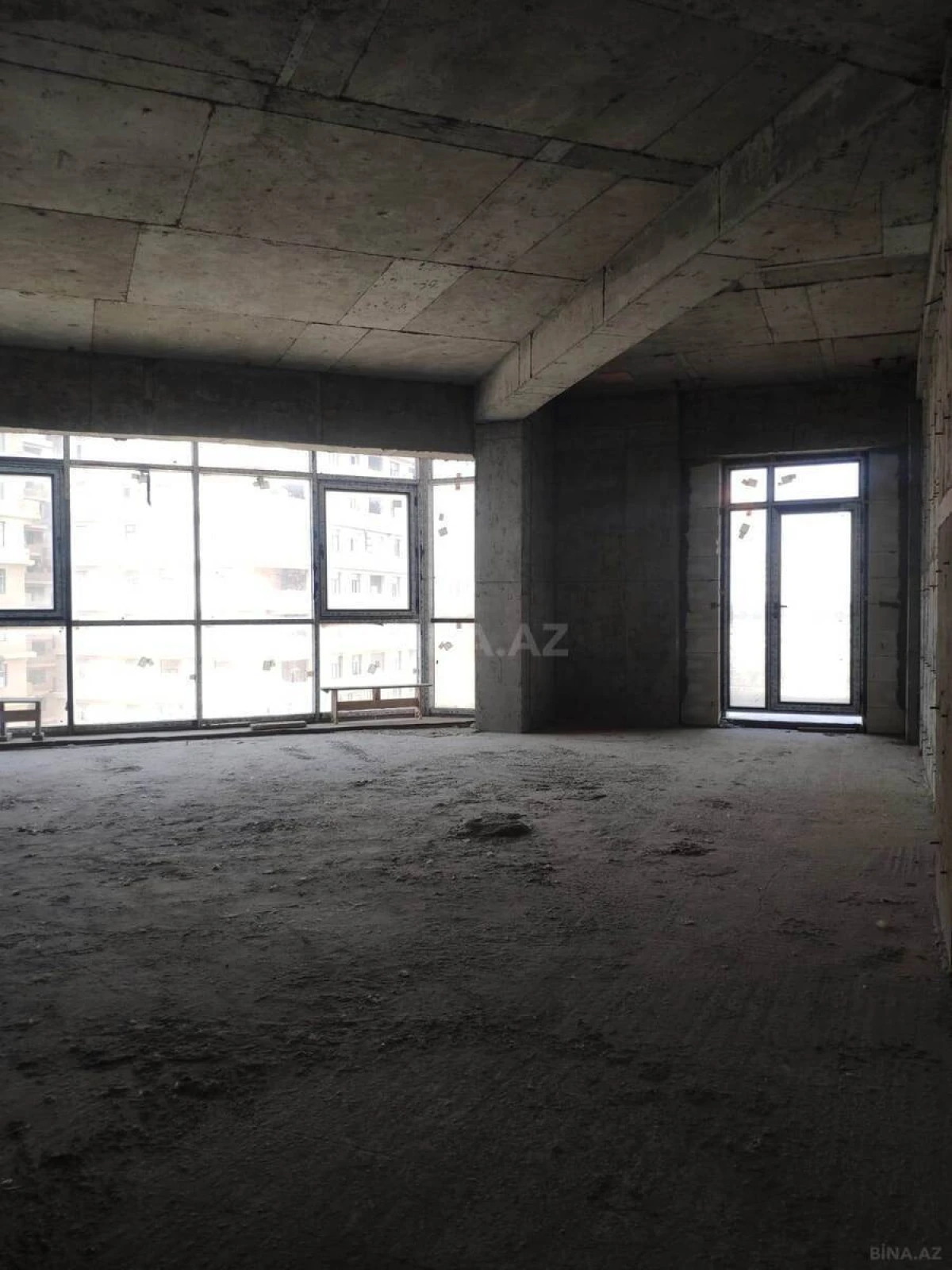 Satılır 5 otaqlı mənzil 323 m²