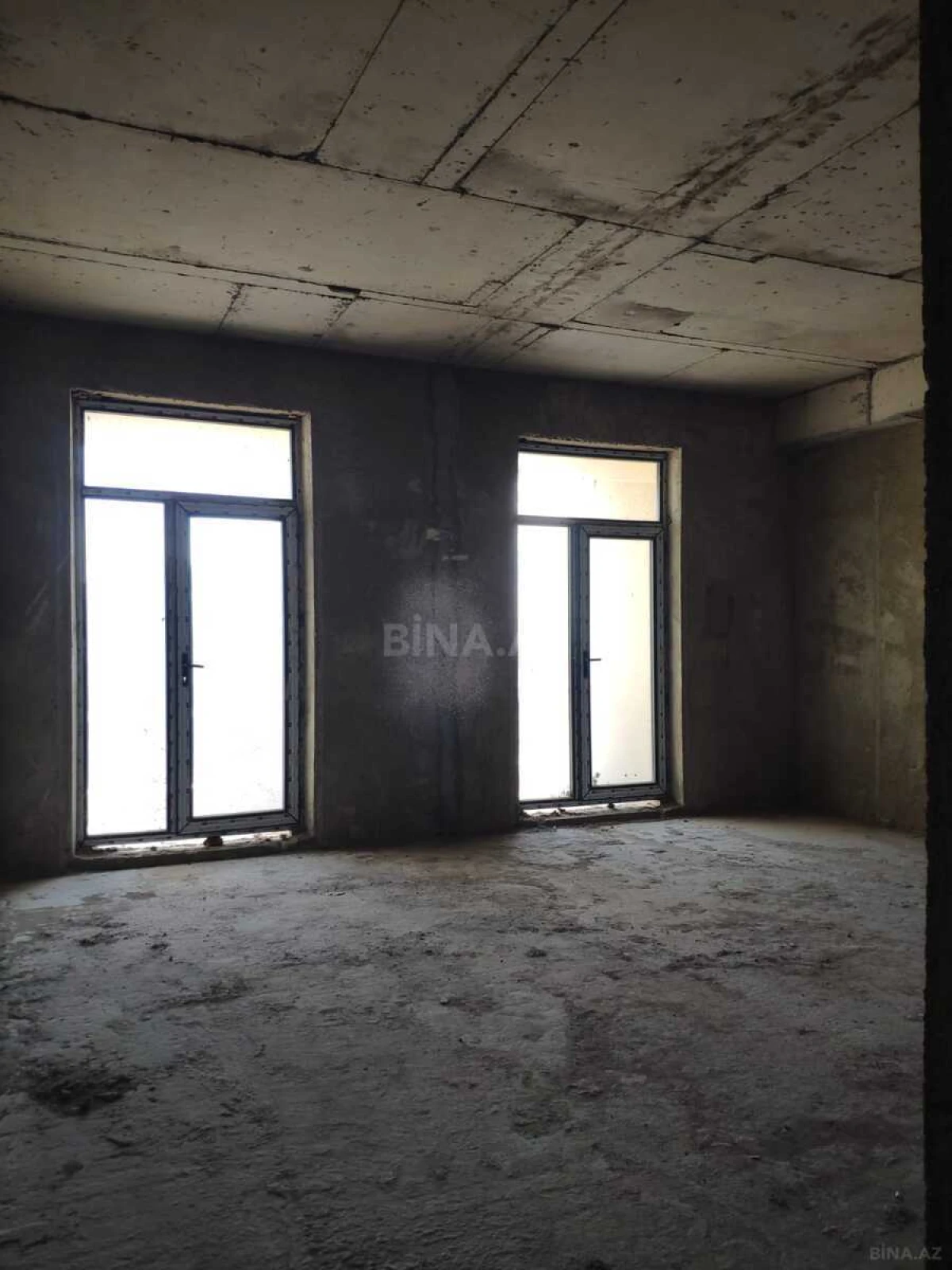 Satılır 5 otaqlı mənzil 323 m²