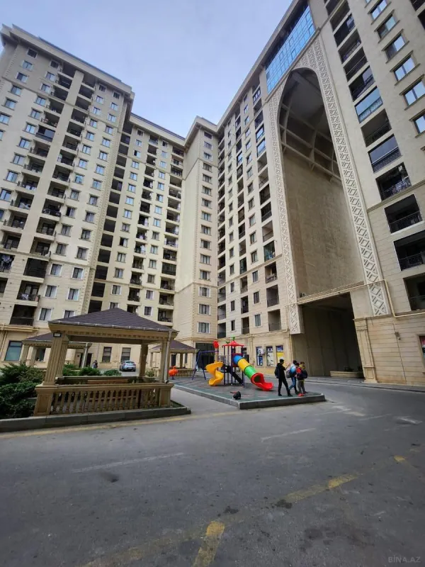 Satılır 5 otaqlı mənzil 323 m²