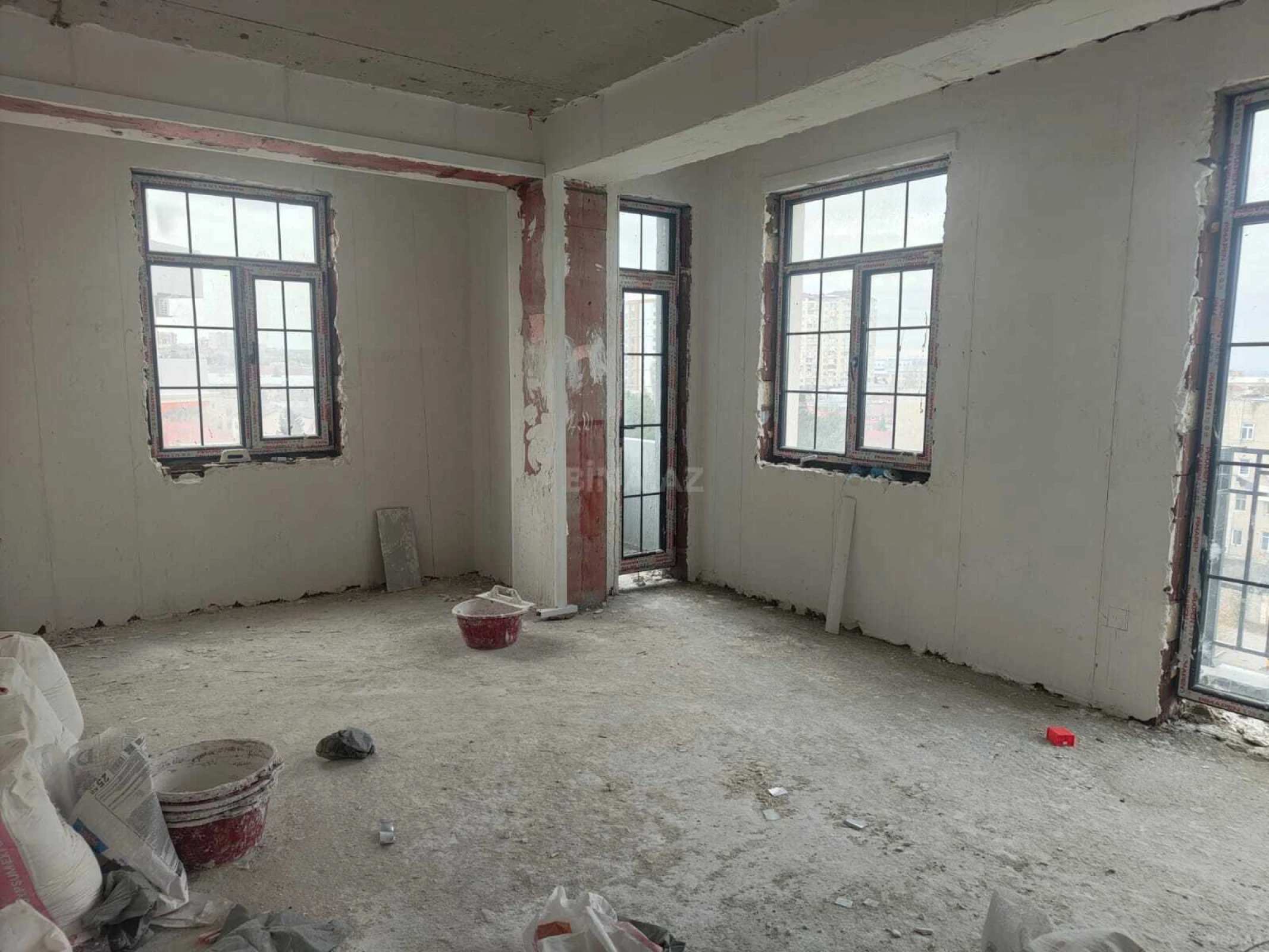 Satılır 4 otaqlı mənzil 142.5 m²