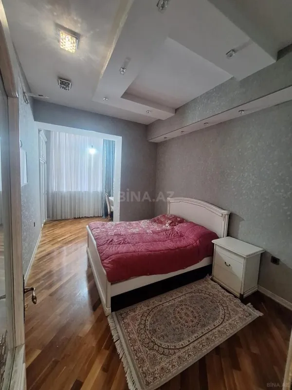 Satılır 4 otaqlı mənzil 200 m²