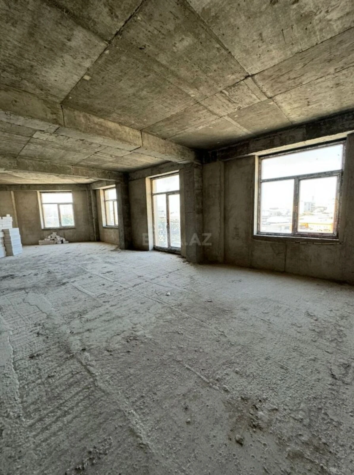 Satılır 5 otaqlı mənzil 197 m²