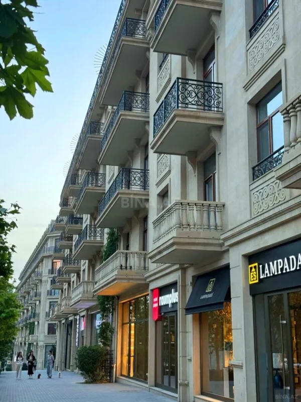 Satılır 5 otaqlı mənzil 197 m²
