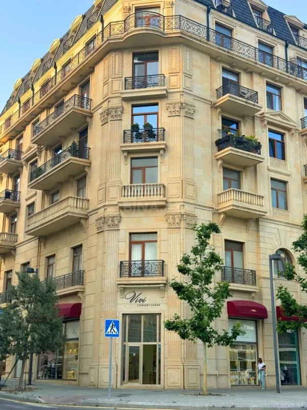 Satılır 5 otaqlı mənzil 197 m²