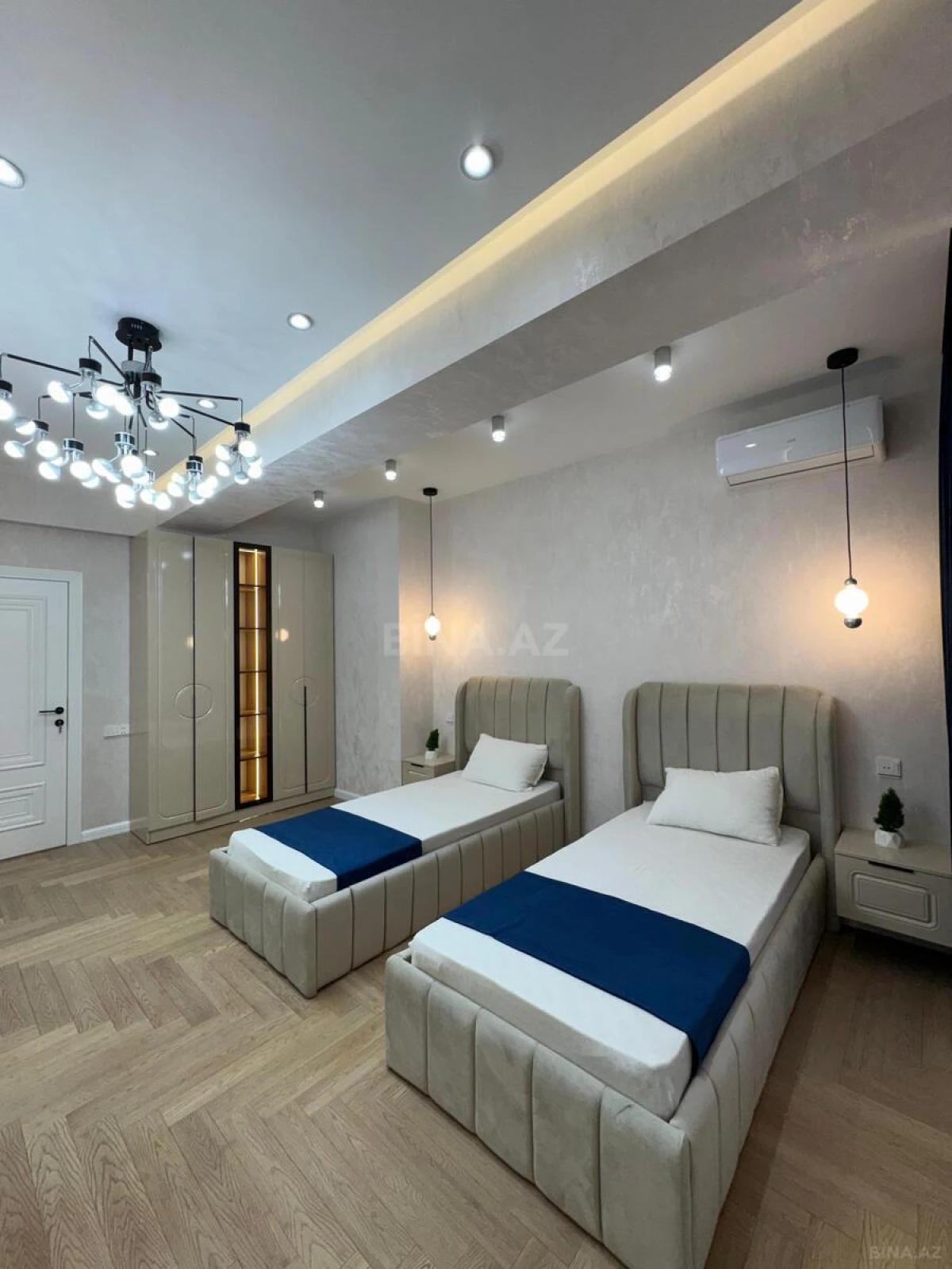 Satılır 3 otaqlı mənzil 135 m²