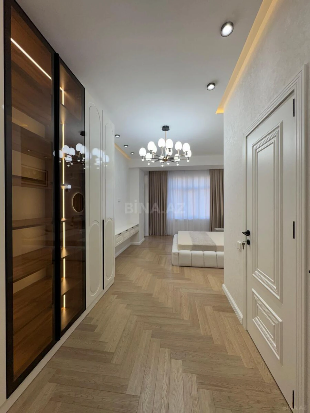 Satılır 3 otaqlı mənzil 135 m²