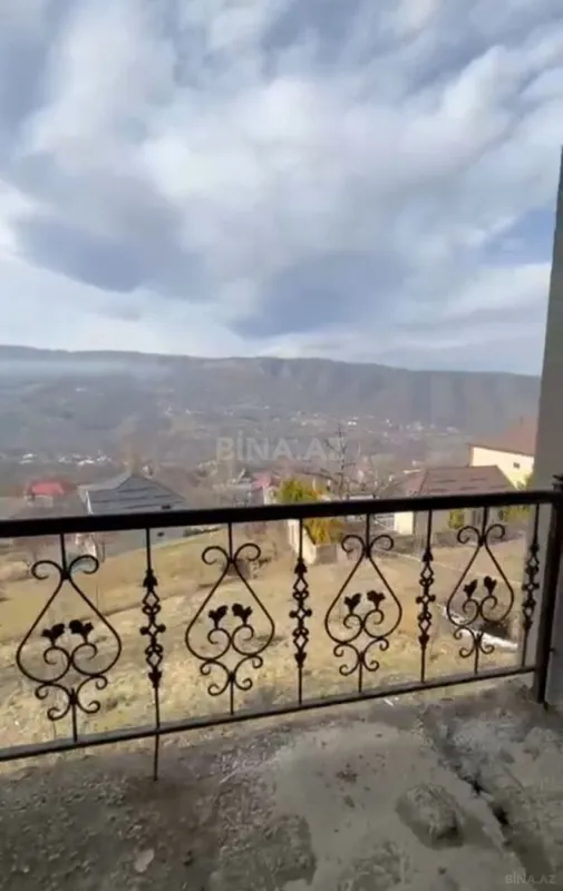 Satılır 10 otaqlı həyət evi 250 m²