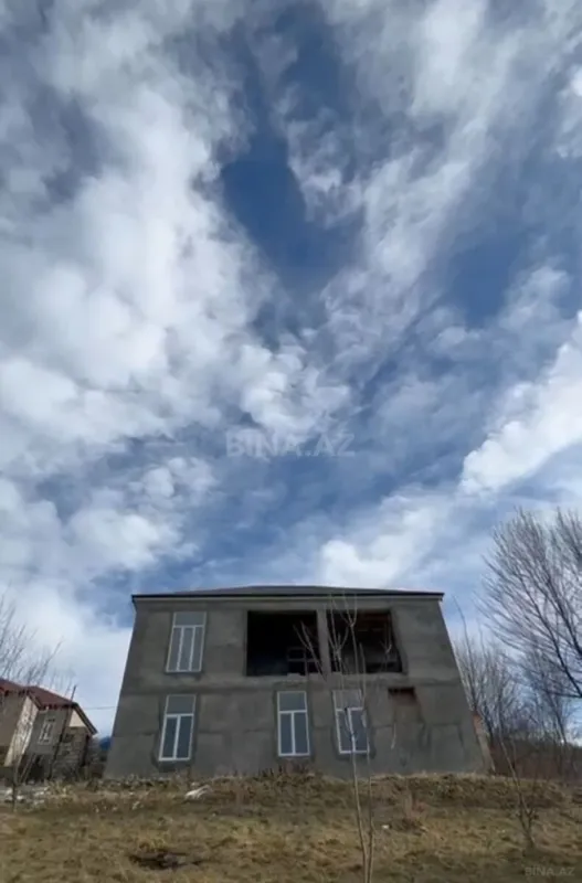 Satılır 10 otaqlı həyət evi 250 m²