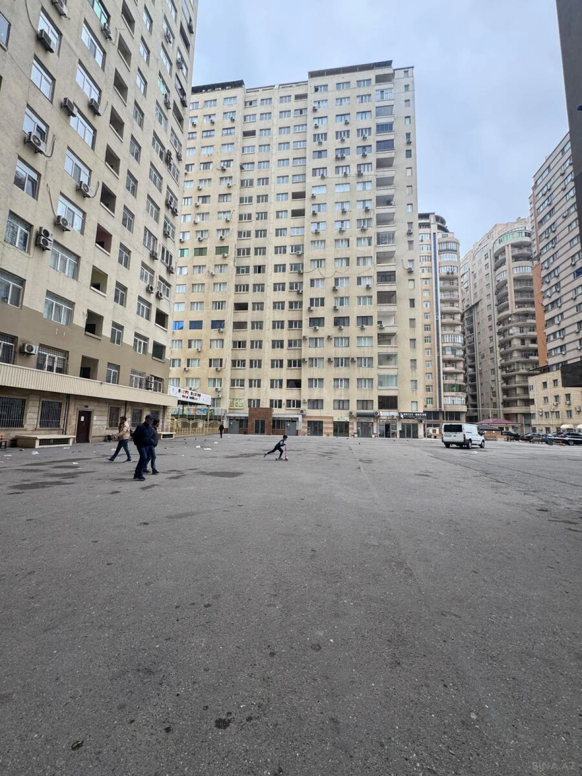 Satılır 4 otaqlı mənzil 220 m²