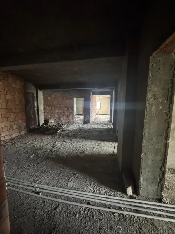 Satılır 4 otaqlı mənzil 220 m²