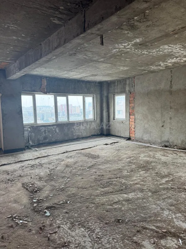 Satılır 4 otaqlı mənzil 220 m²