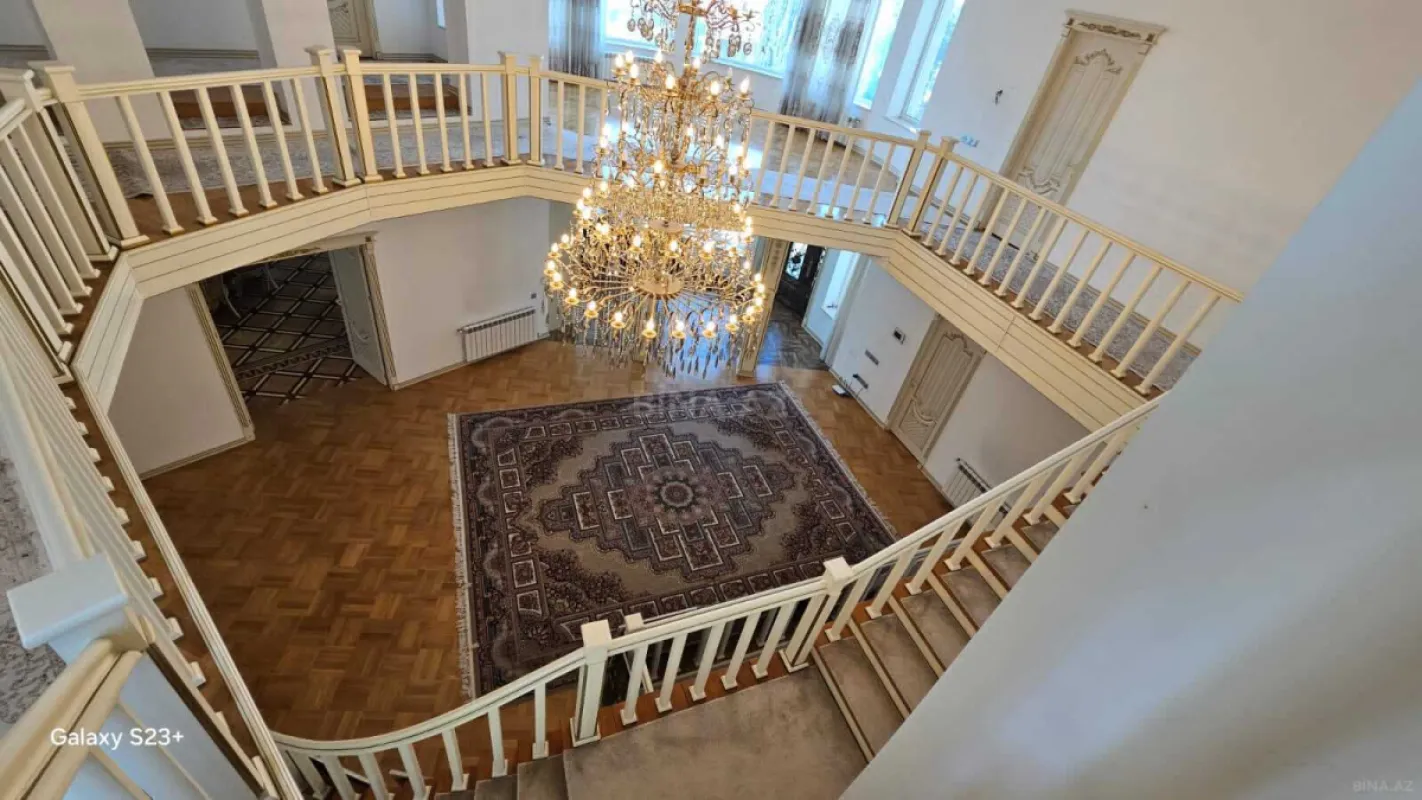Satılır 8 otaqlı həyət evi 470 m²