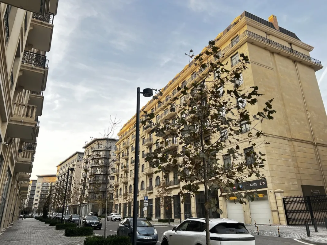 Satılır 4 otaqlı mənzil 195 m²