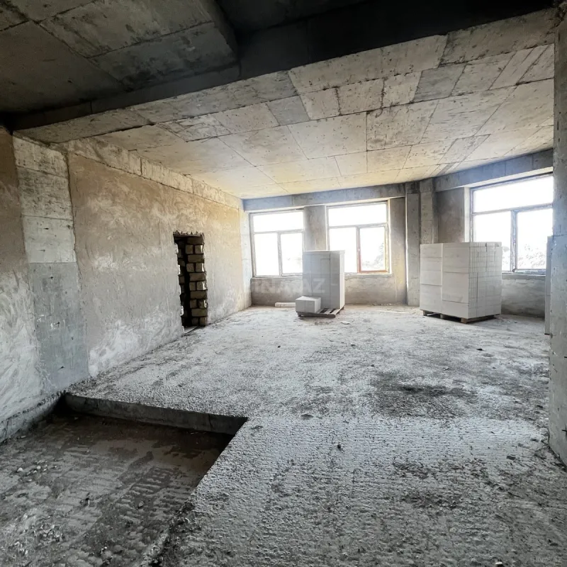 Satılır 4 otaqlı mənzil 195 m²