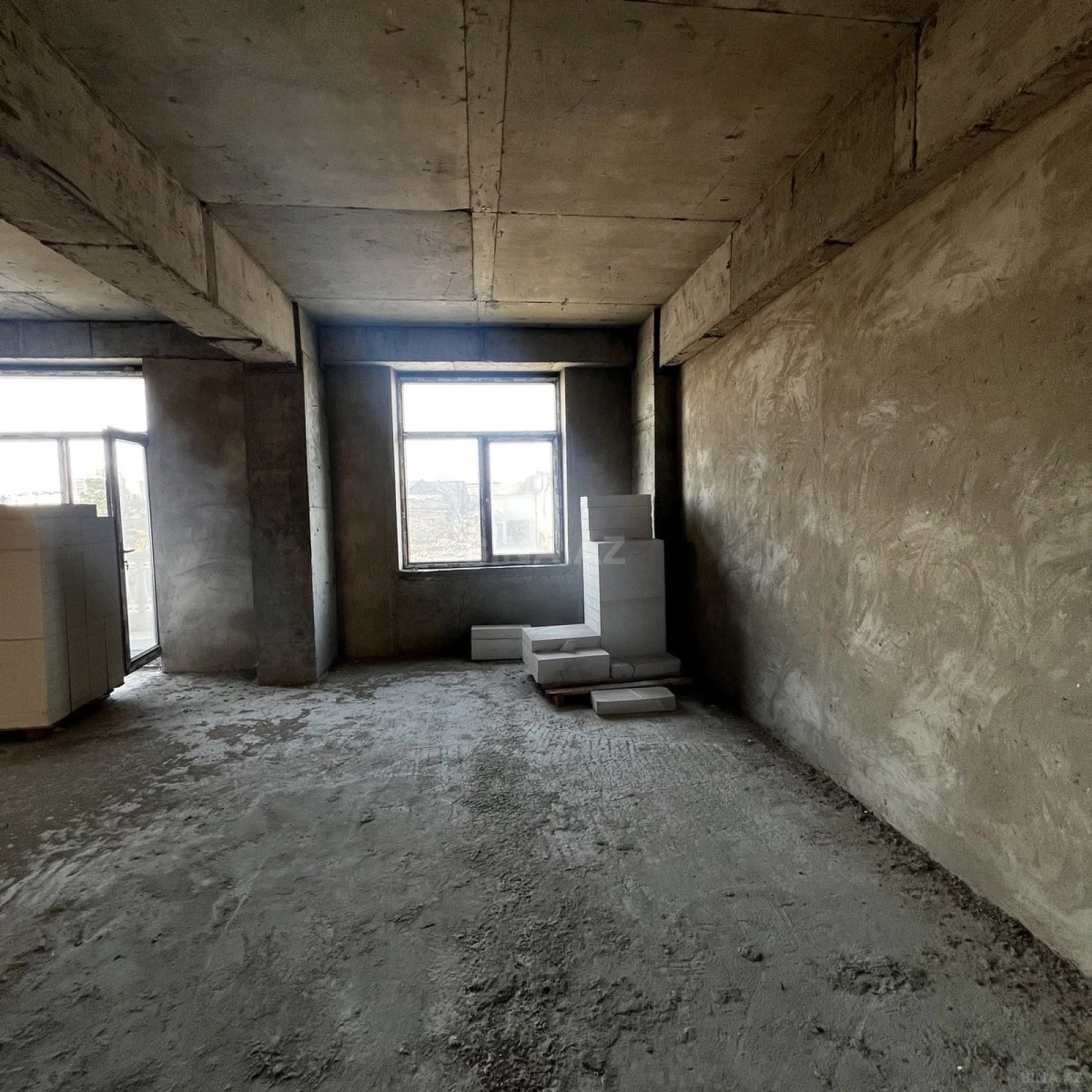 Satılır 4 otaqlı mənzil 195 m²