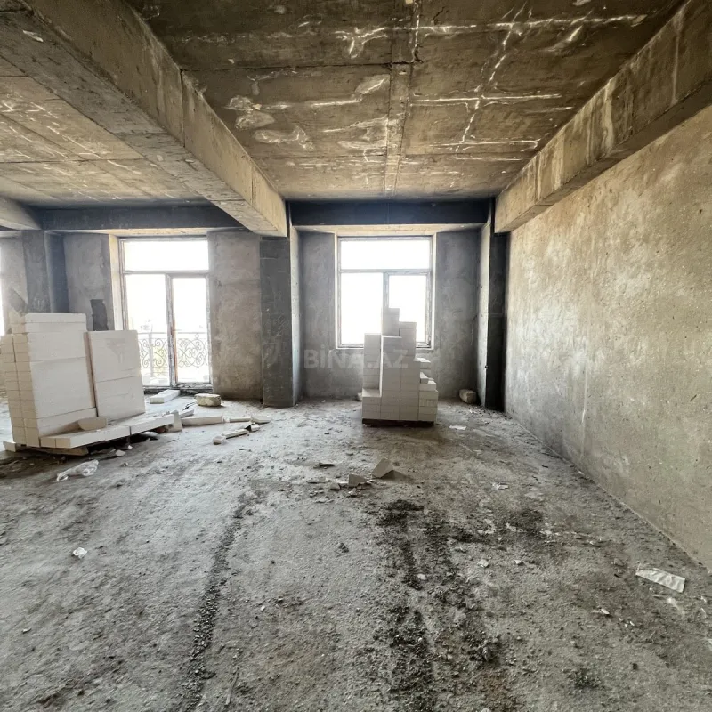 Satılır 4 otaqlı mənzil 195 m²