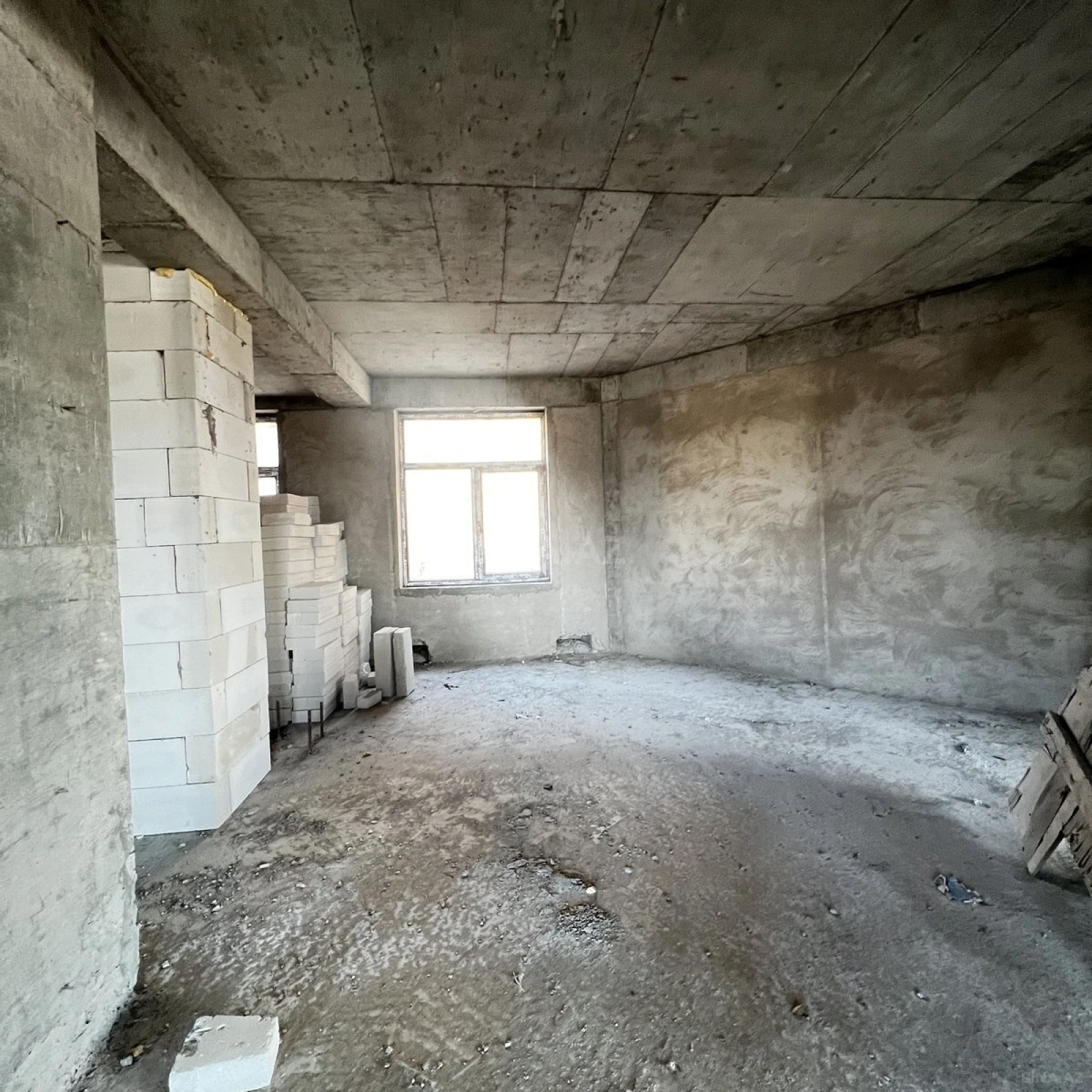 Satılır 4 otaqlı mənzil 195 m²