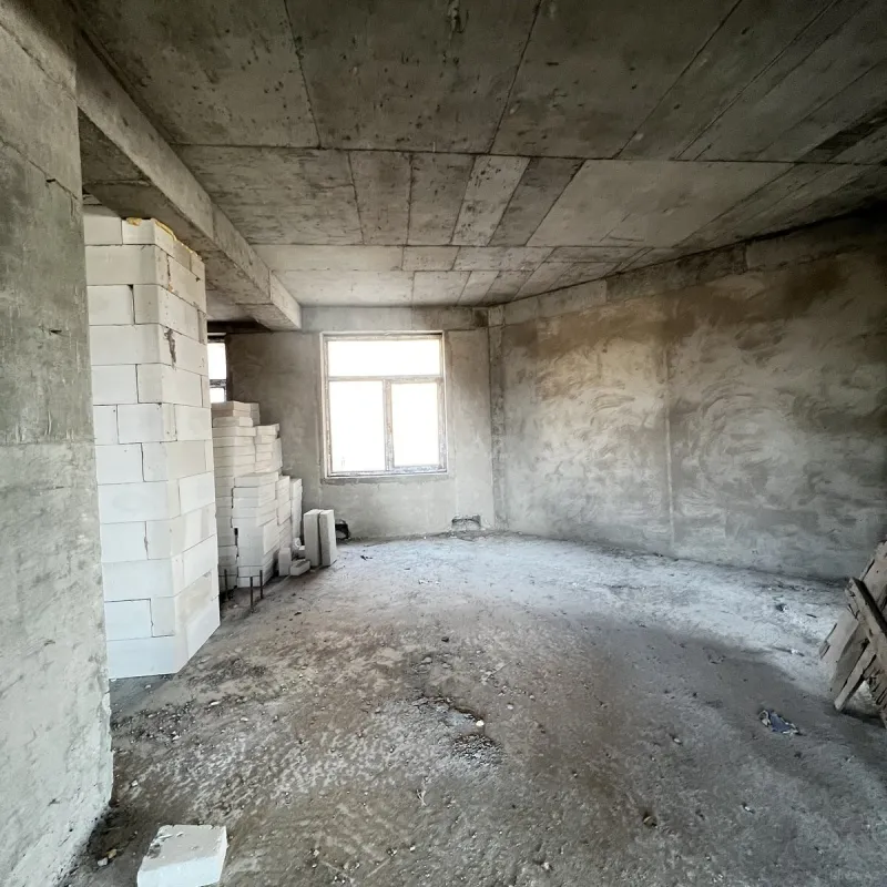 Satılır 4 otaqlı mənzil 195 m²