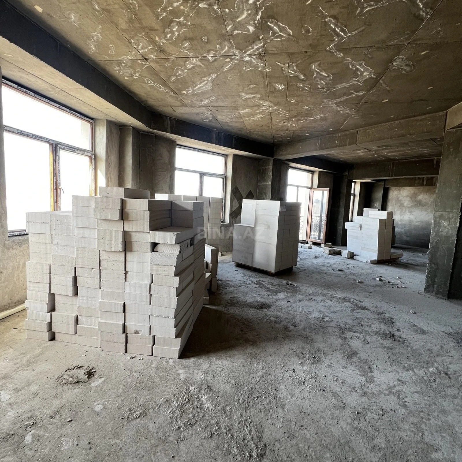 Satılır 4 otaqlı mənzil 195 m²