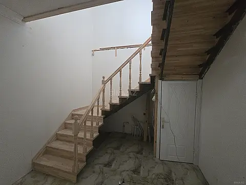 Satılır 4 otaqlı həyət evi 180 m²