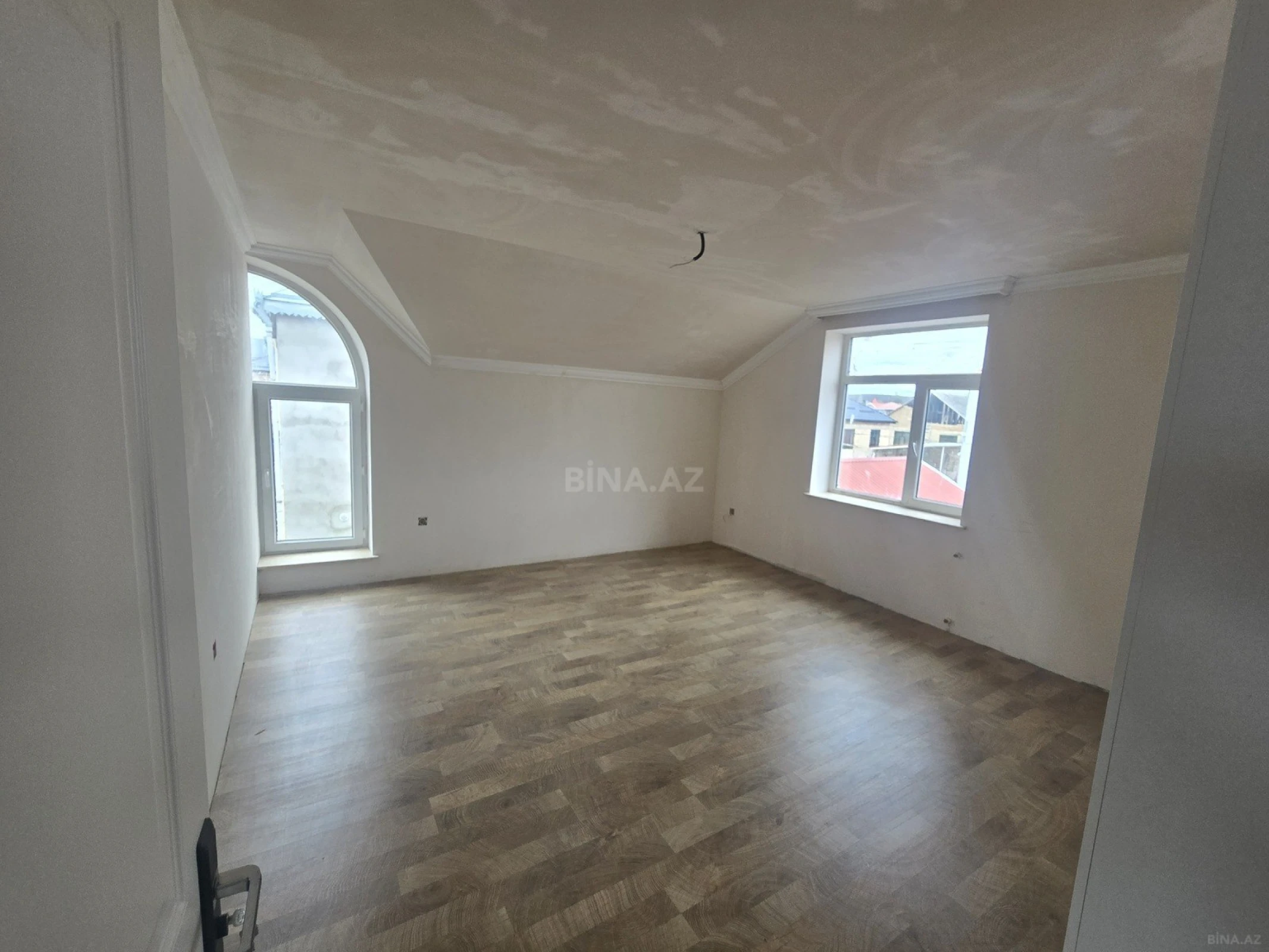 Satılır 4 otaqlı həyət evi 180 m²