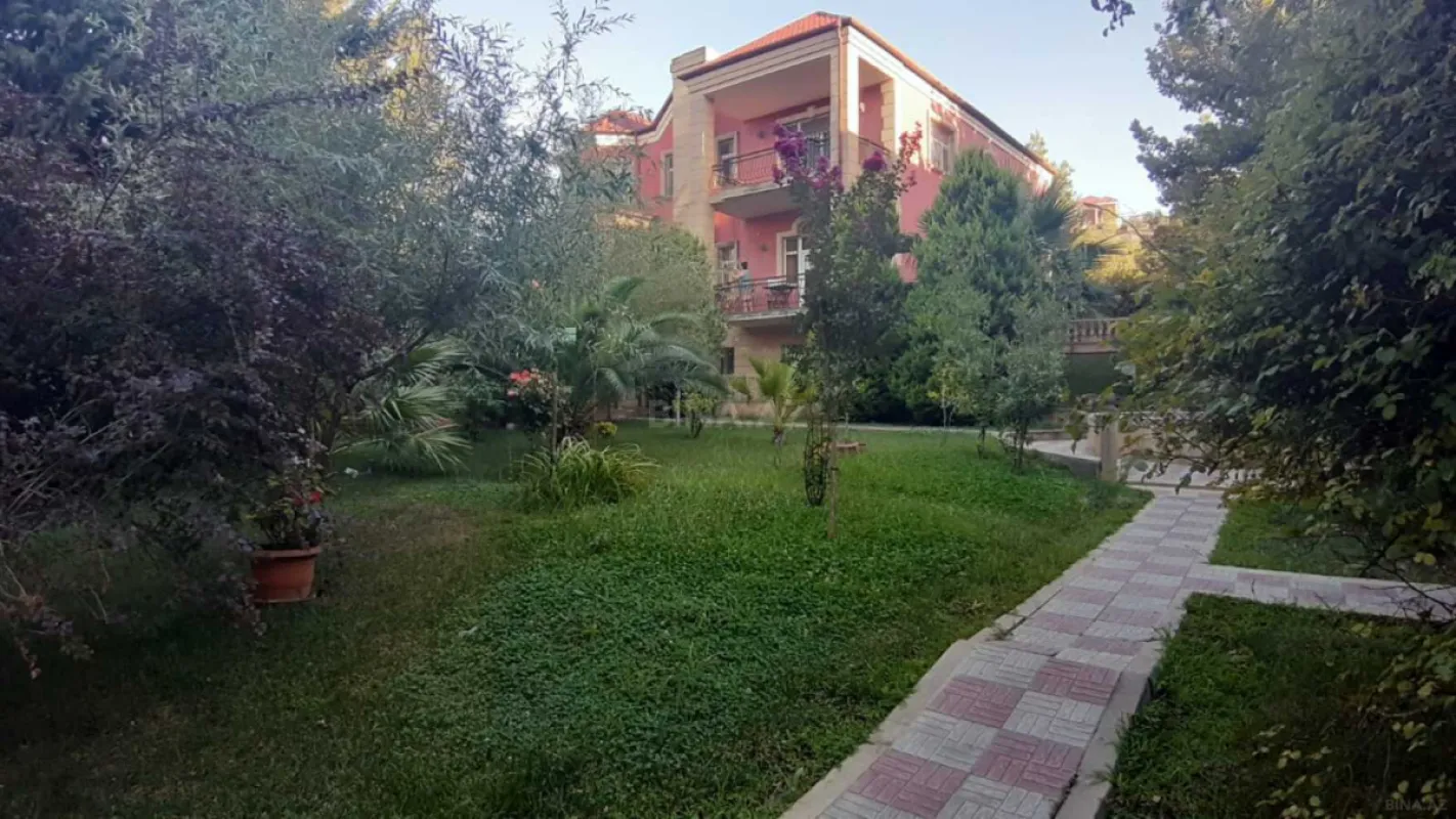 Satılır 10 otaqlı həyət evi 800 m²