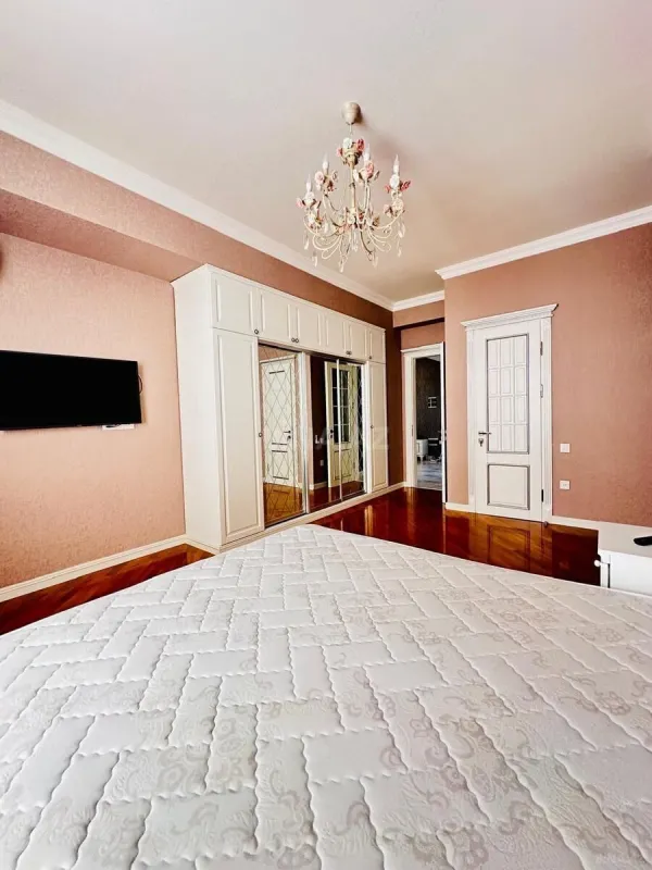 Satılır 3 otaqlı mənzil 168 m²