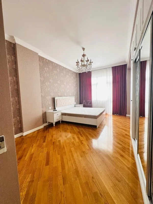 Satılır 3 otaqlı mənzil 168 m²
