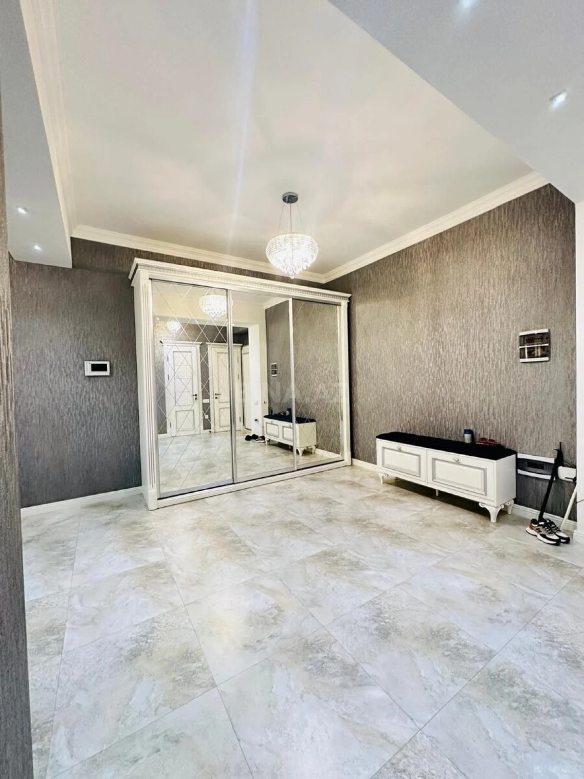 Satılır 3 otaqlı mənzil 168 m²