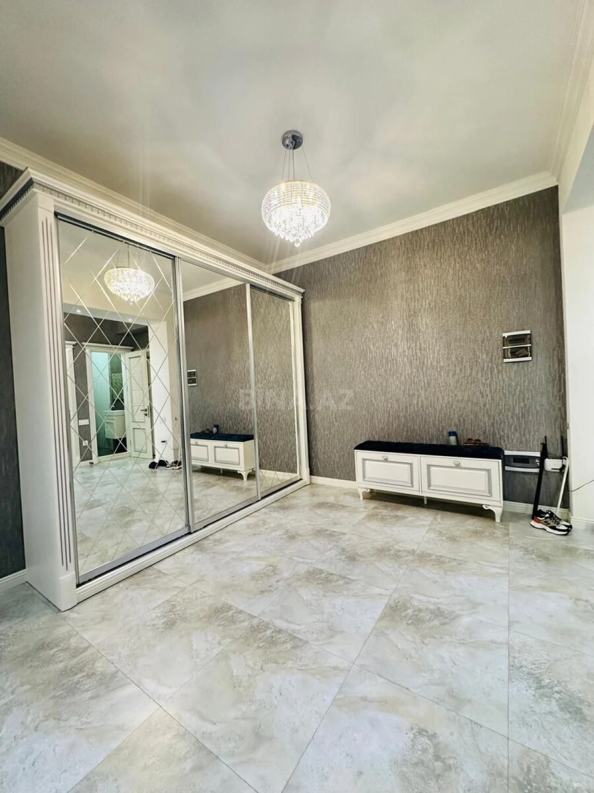 Satılır 3 otaqlı mənzil 168 m²