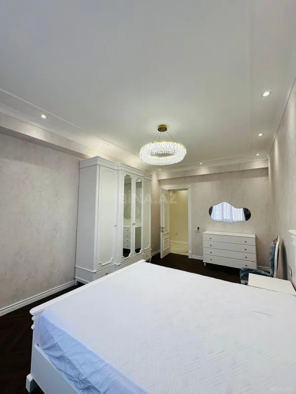 Satılır 2 otaqlı mənzil 115 m²