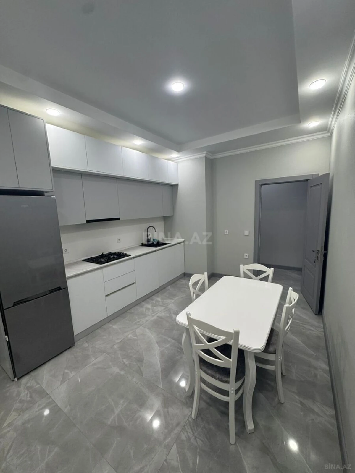 Kirayə verilir 2 otaqlı mənzil 90 m²