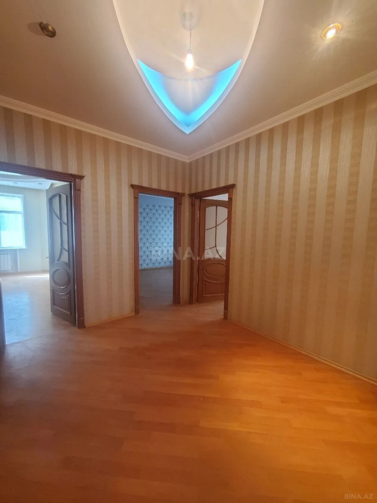 Satılır 4 otaqlı mənzil 164 m²