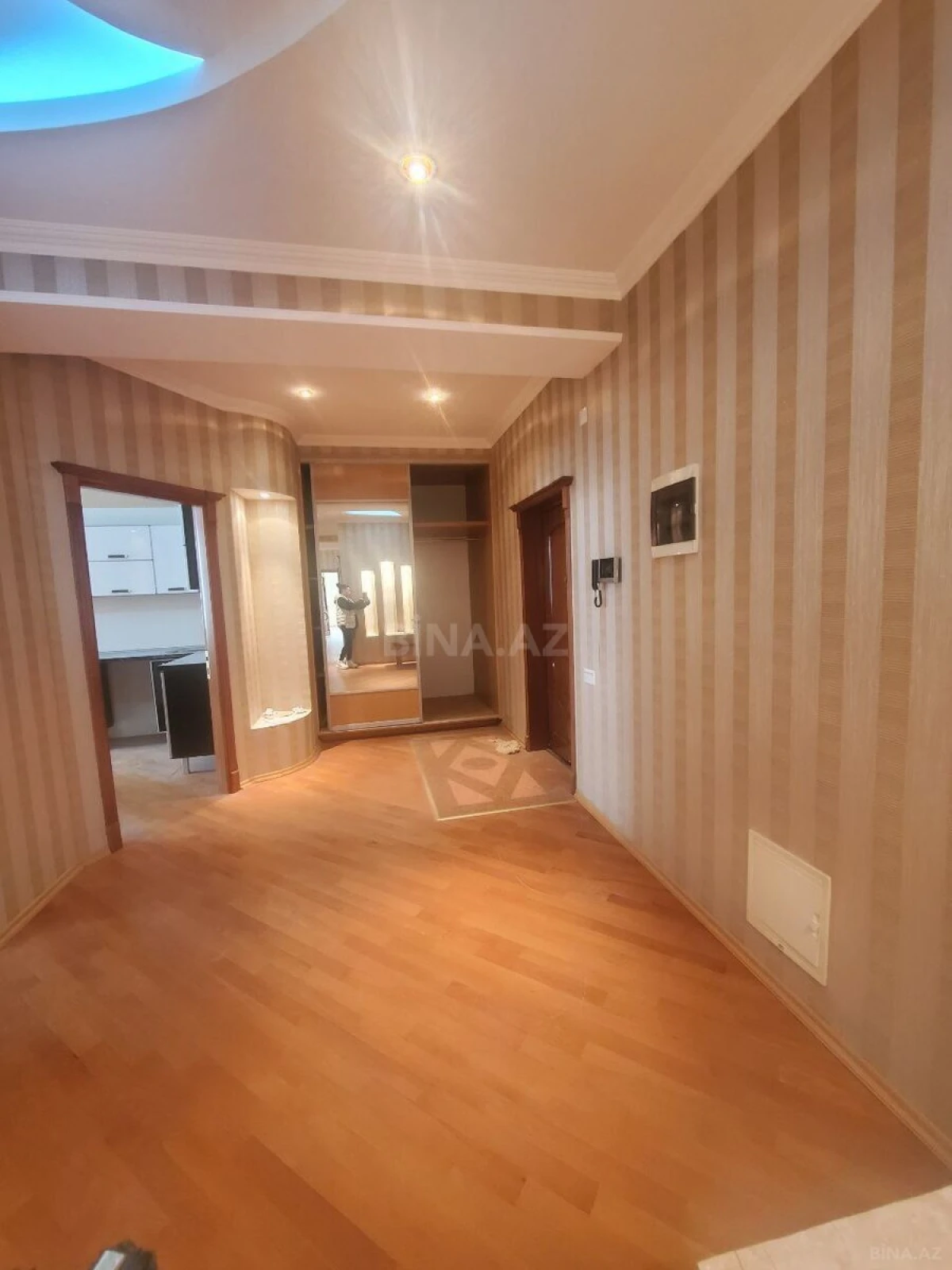 Satılır 4 otaqlı mənzil 164 m²