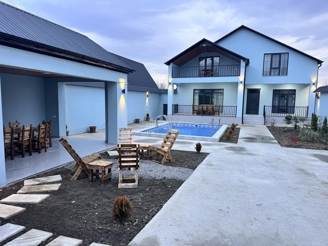 Kirayə verilir 7 otaqlı mənzil 220 m²