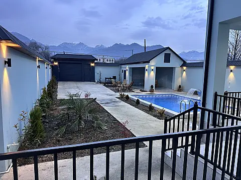 Kirayə verilir 7 otaqlı mənzil 220 m²