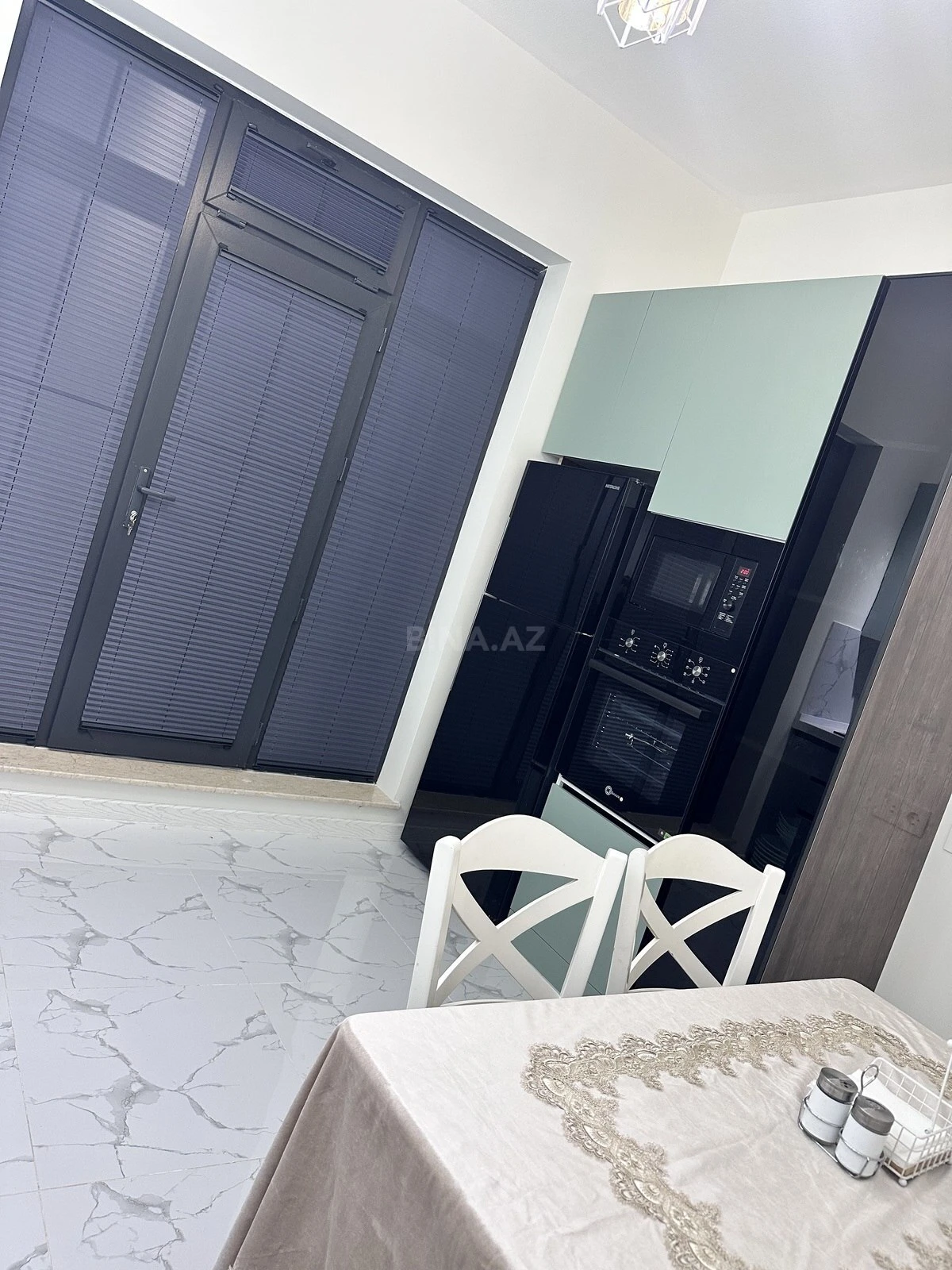 Kirayə verilir 7 otaqlı mənzil 220 m²