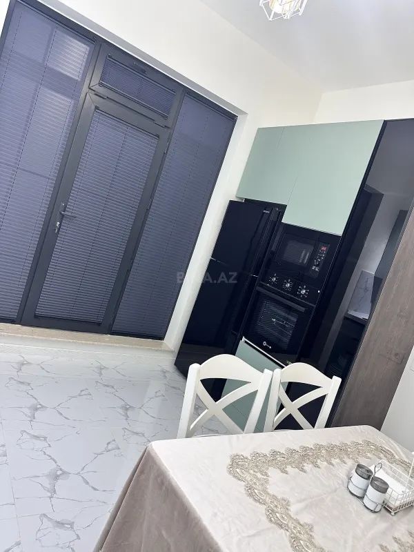 Kirayə verilir 7 otaqlı mənzil 220 m²