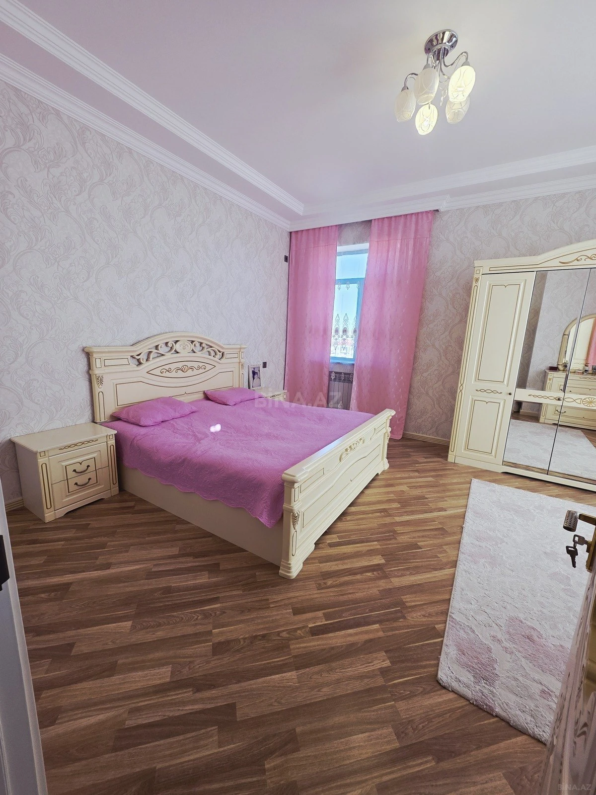Satılır 8 otaqlı həyət evi 290 m²