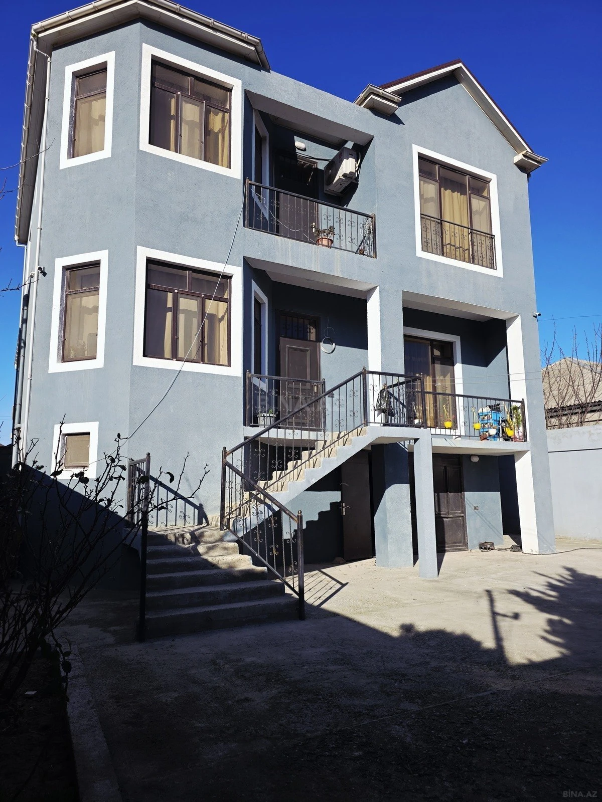 Satılır 8 otaqlı həyət evi 290 m²