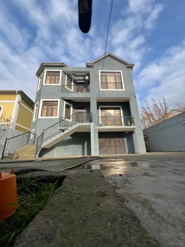 Satılır 8 otaqlı həyət evi 290 m²