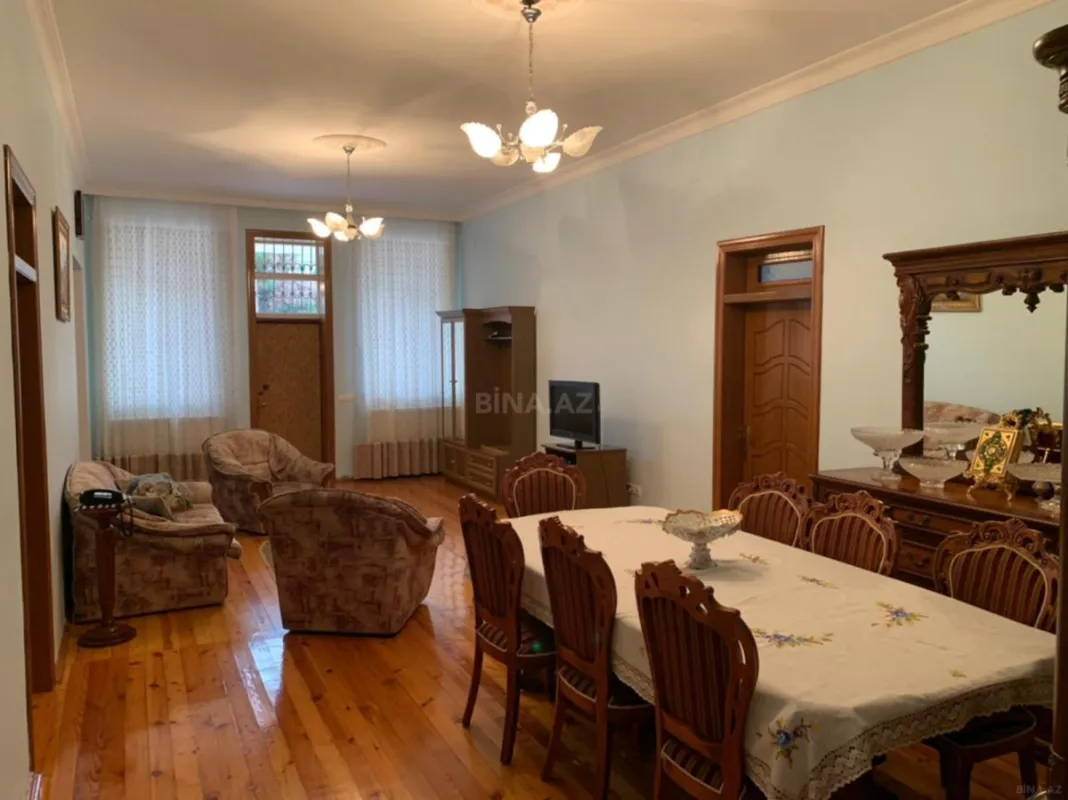 Satılır 7 otaqlı həyət evi 222 m²