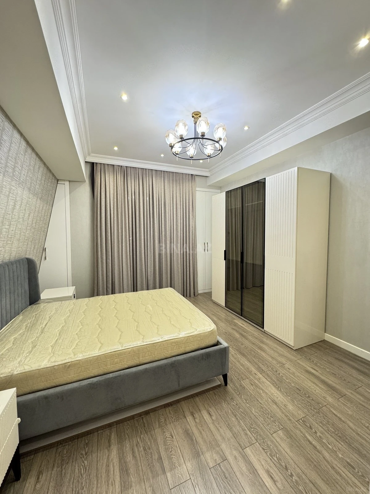Kirayə verilir 3 otaqlı mənzil 137 m²