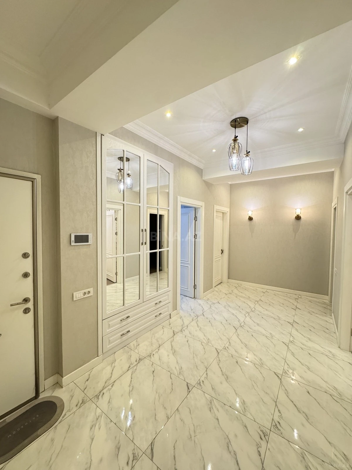 Kirayə verilir 3 otaqlı mənzil 137 m²