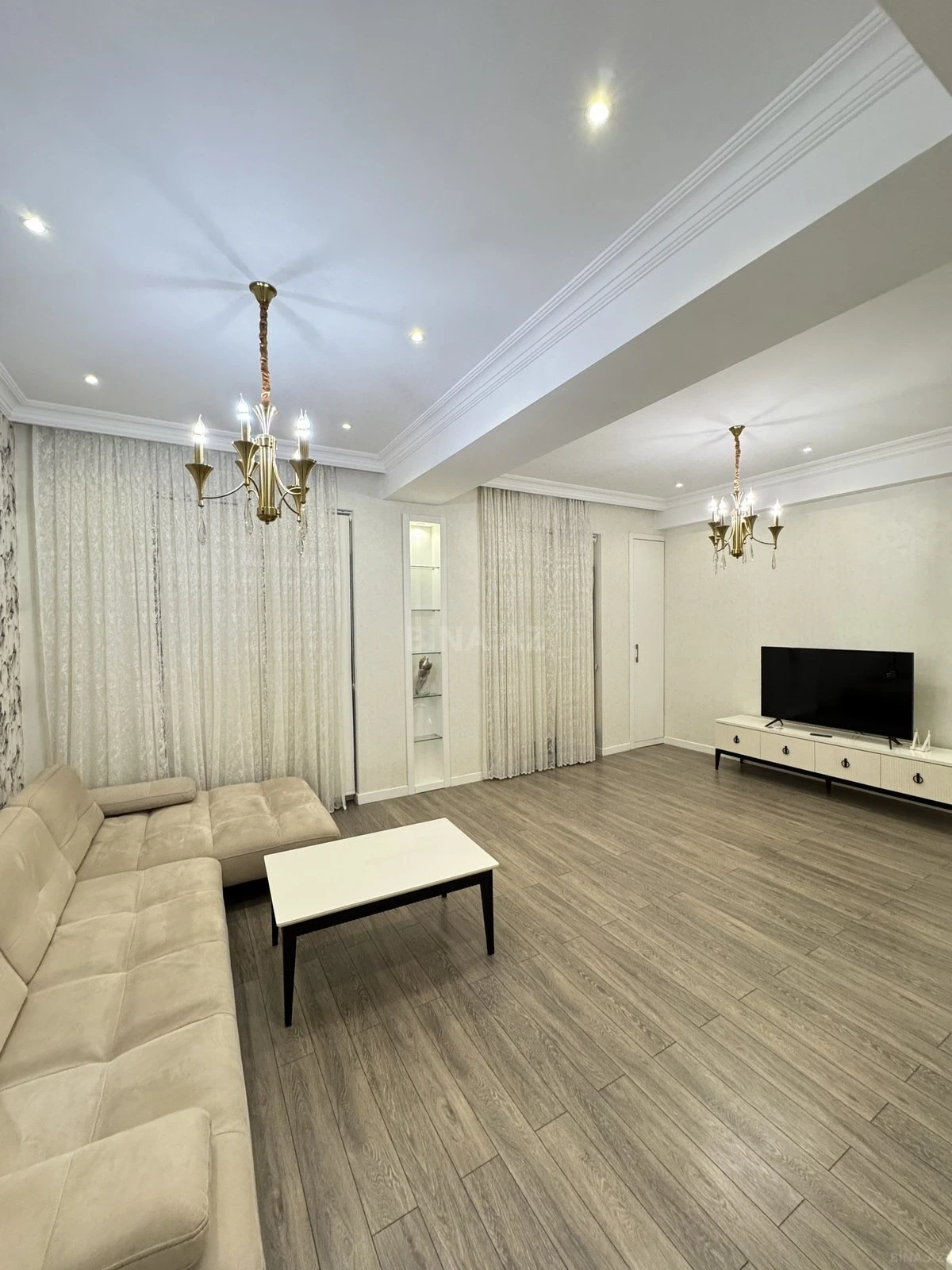 Kirayə verilir 3 otaqlı mənzil 137 m²