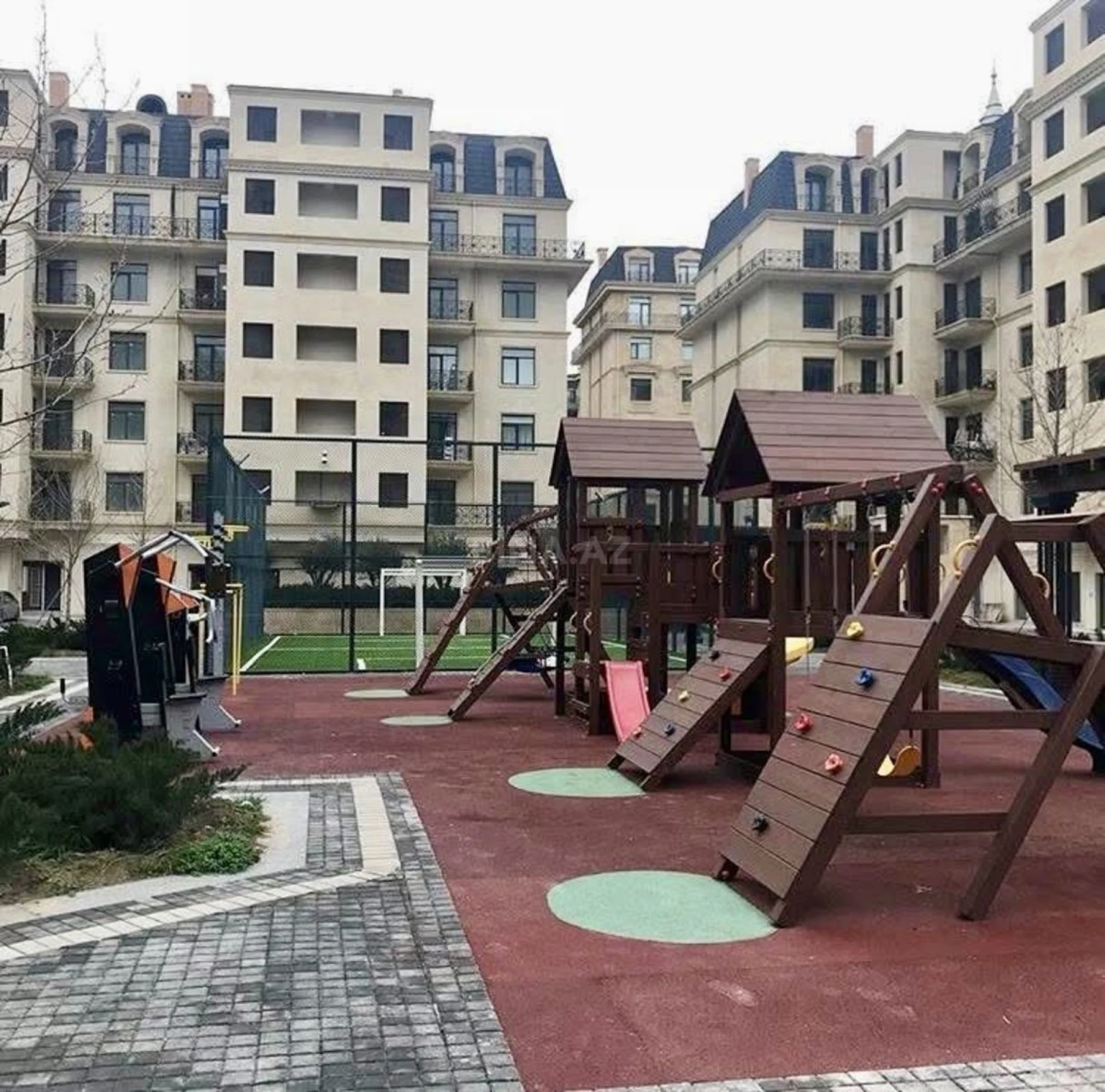 Kirayə verilir 3 otaqlı mənzil 137 m²