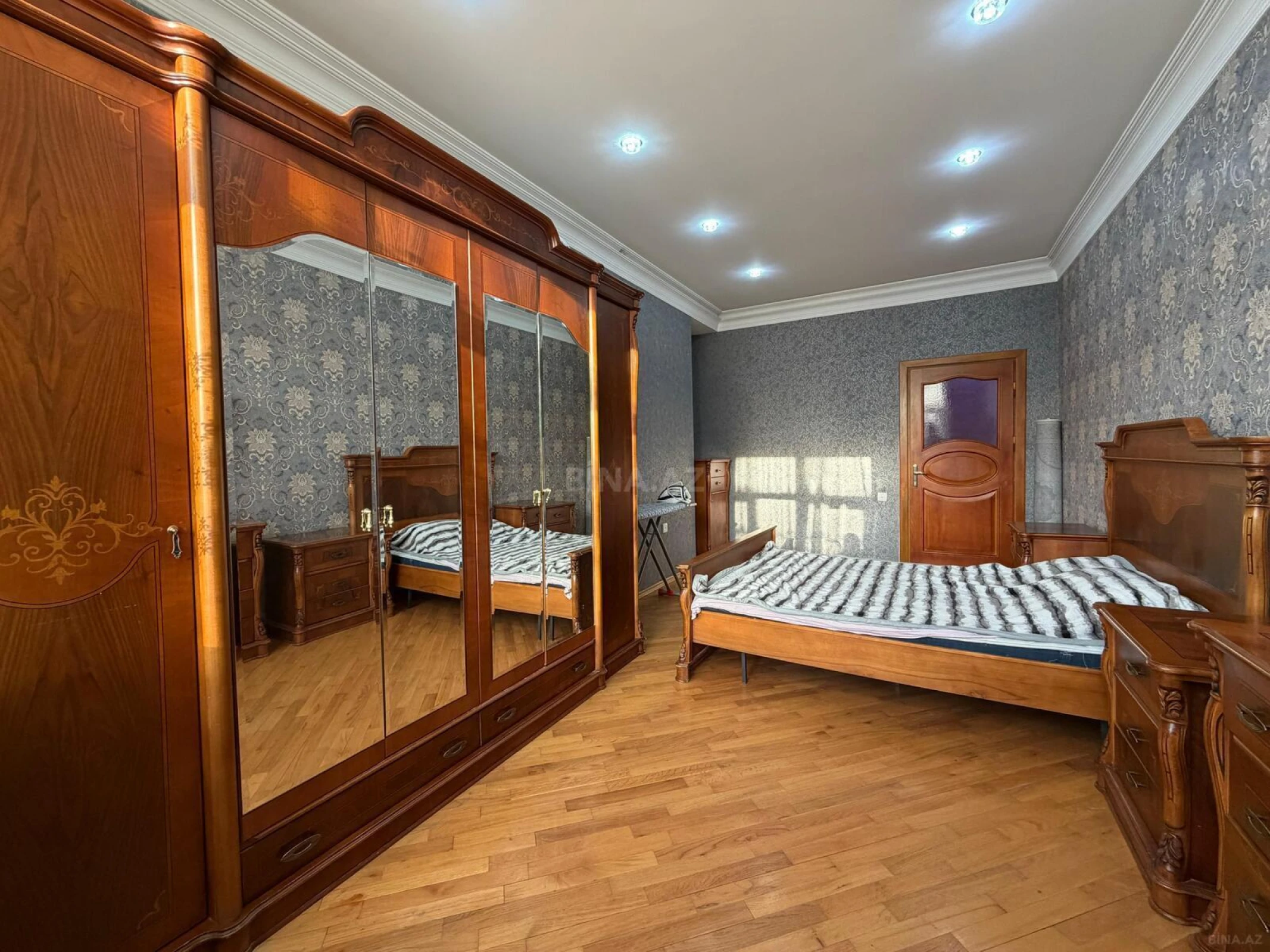 Satılır 3 otaqlı mənzil 140 m²