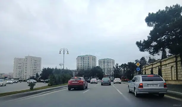 Satılır 3 otaqlı mənzil 135 m²